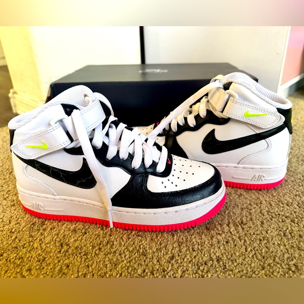 Air Force 1 Nike Jordans. Size 6 Woman & Youth 🩷